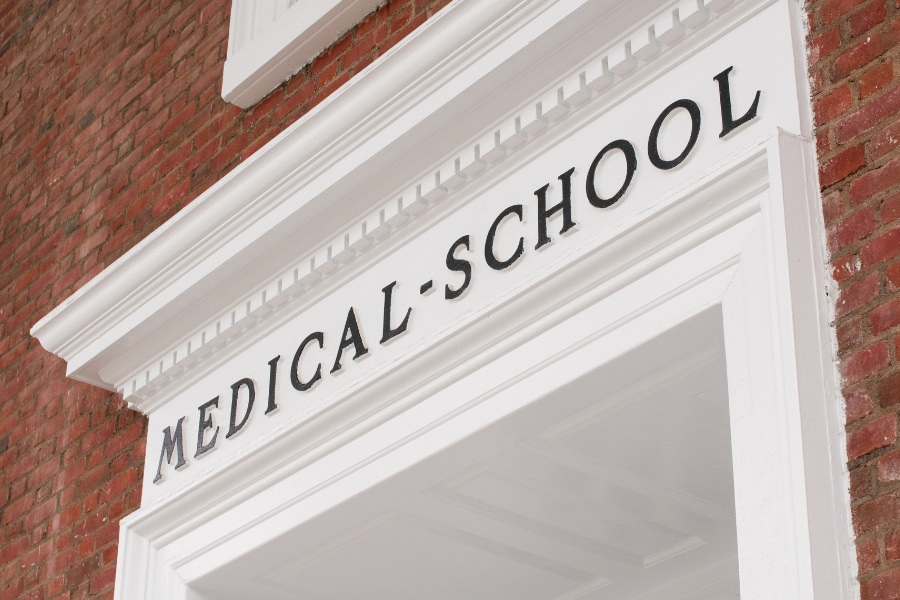 Las clasificaciones de las escuelas de medicina. ¿Buenas o Malas?